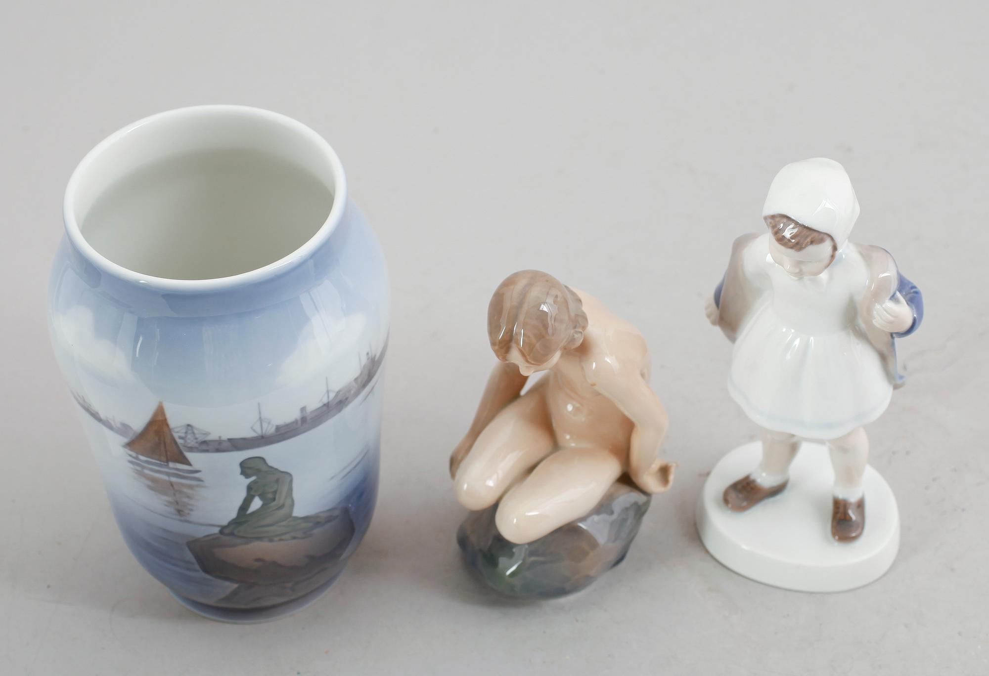 FIGURER, 2 st samt VAS, porslin, Danmark, 1900-talets andra hälft.