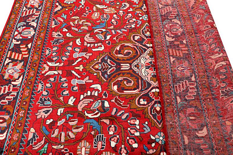 A Lilihan carpet, c. 333 x 225 cm.
