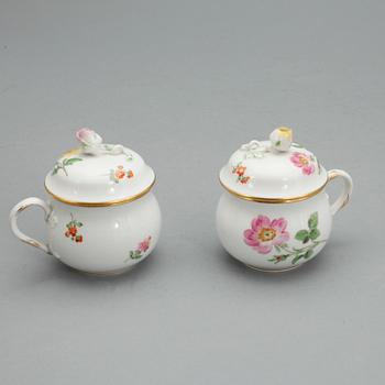 452324. CREMEKOPPAR MED LOCK, ett par, porslin, Meissen, märkta undertill.