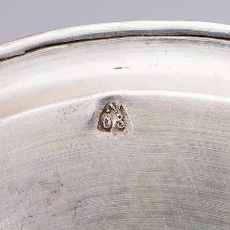 BRICKA, SALTKAR och 2 st STRÖARE, persiskt silver. Vikt 346 g.