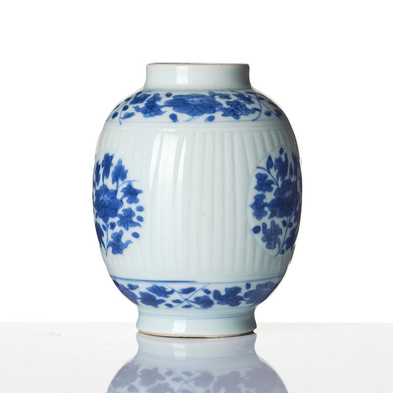 A blue and white tea caddy, Qing dynasty, Kangxi (1662-1722).