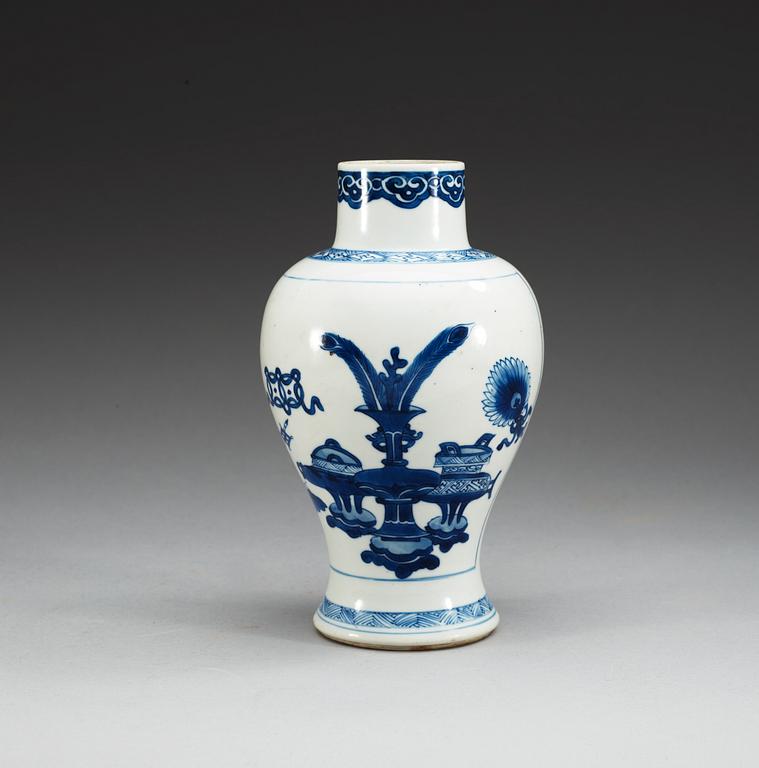 VAS, porslin. Qing dynastin, Kangxi (1662-1722).
