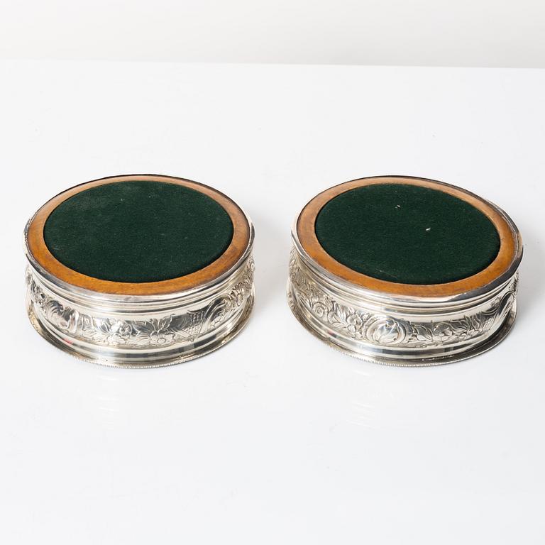 Coasters, ett par, silver, London, 1807.
