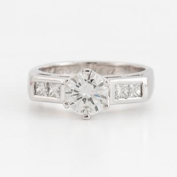 A brilliant- and princess- cut diamond ring. Center diamond circa 1,25cts.