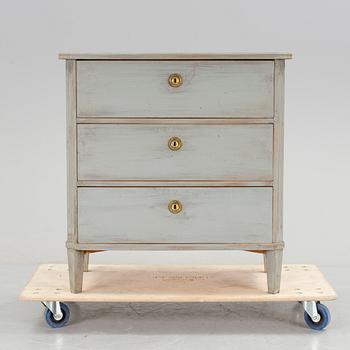 A 20th century Gustavian style chest of drawers.