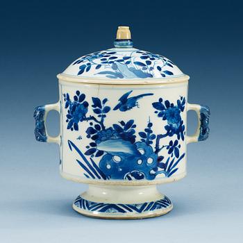 1716. A blue and white cup and cover, Qing dynasty, Kangxi (1662-1722).