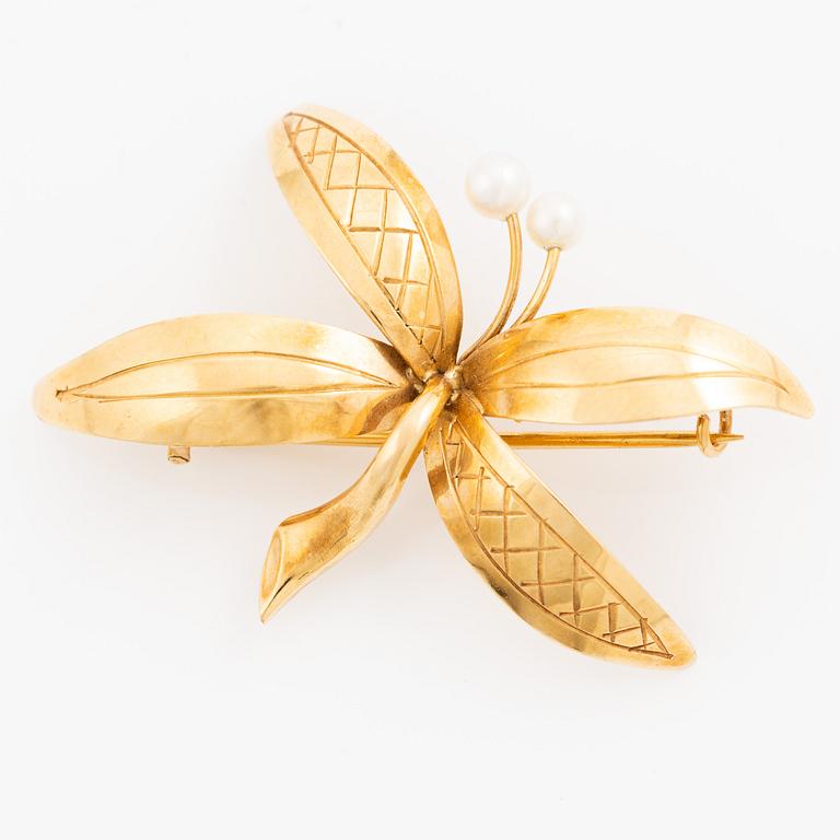 Brosch , 18K guld i form av blomma med odlade pärlor.