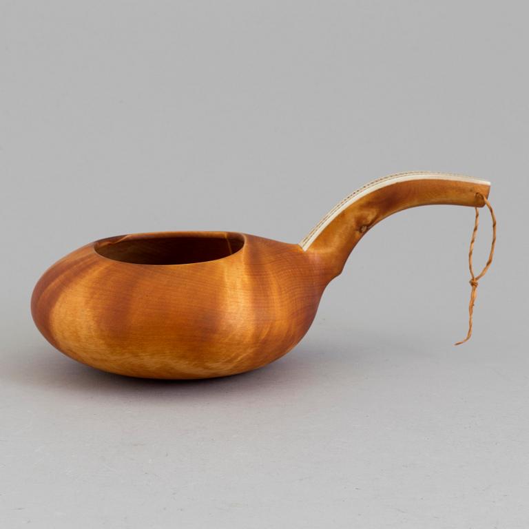 KÅSA SAMT FYRA AMULETTER, sameslöjd, horn och trä, 1900-tal.
