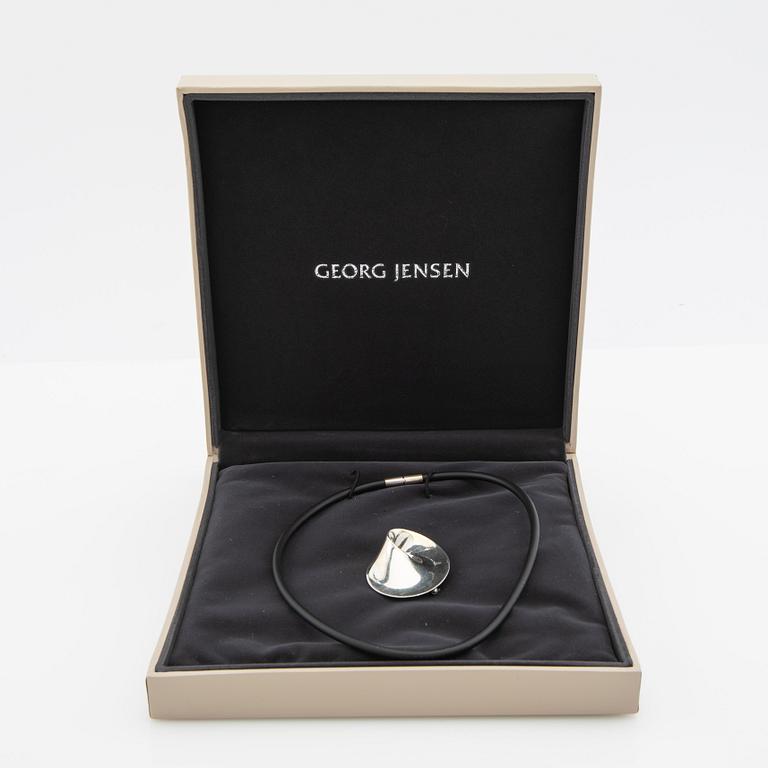 Vivianna Torun Bülow-Hübe, Hängsmycke/brosch, "Möbius", samt gummicollier, för Georg Jensen, Danmark.