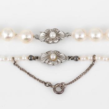 COLLIER, 2 st, med odlade pärlor och lås i silver.