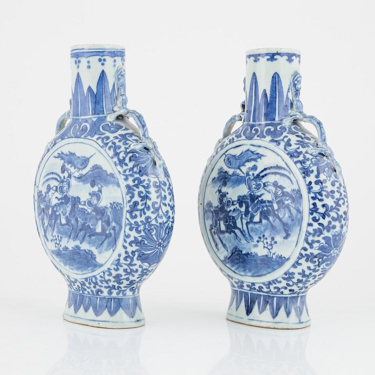 A chinese porcelain tea caddy and moon flask, 18th/19th century.