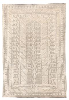 678. CARPET. "Vita spetsporten". Knotted pile in relief (reliefflossa). 302 x 202,5 cm. Signed AB MMF.