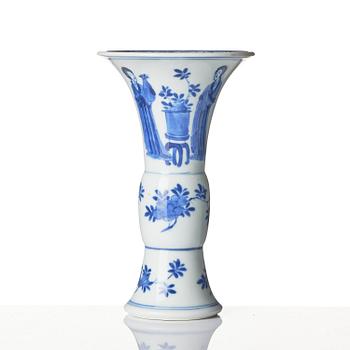 Two blue and white 'lange lisen' vases and a ewer, Qing dynasty, Kangxi (1662-1722).