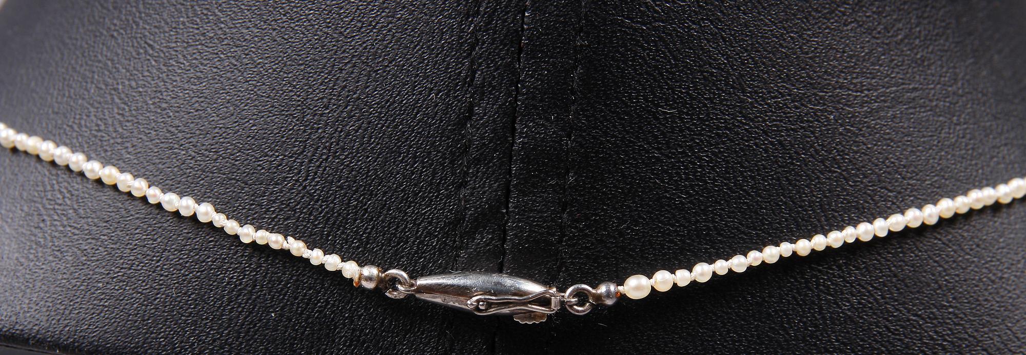 PÄRLCOLLIER, metalllås, 1900-talets första hälft.