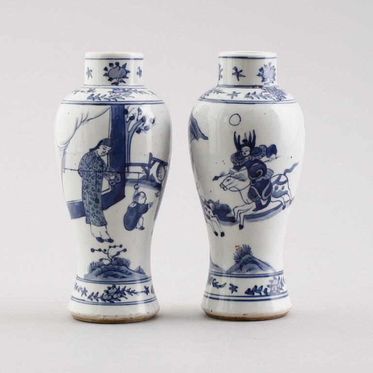 VASER, 1 par, porslin, Kina, sannolikt 1800-tal.