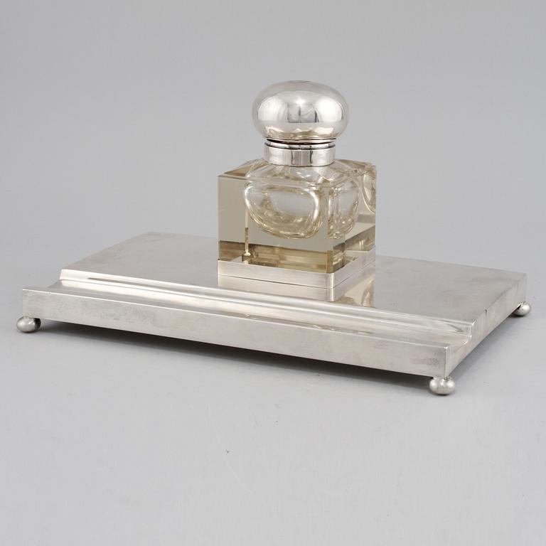 SKRIVBORDSGARNITYR, silver, C.G Hallberg, Göteborg respektive Stockholm, 1920 och 1921.