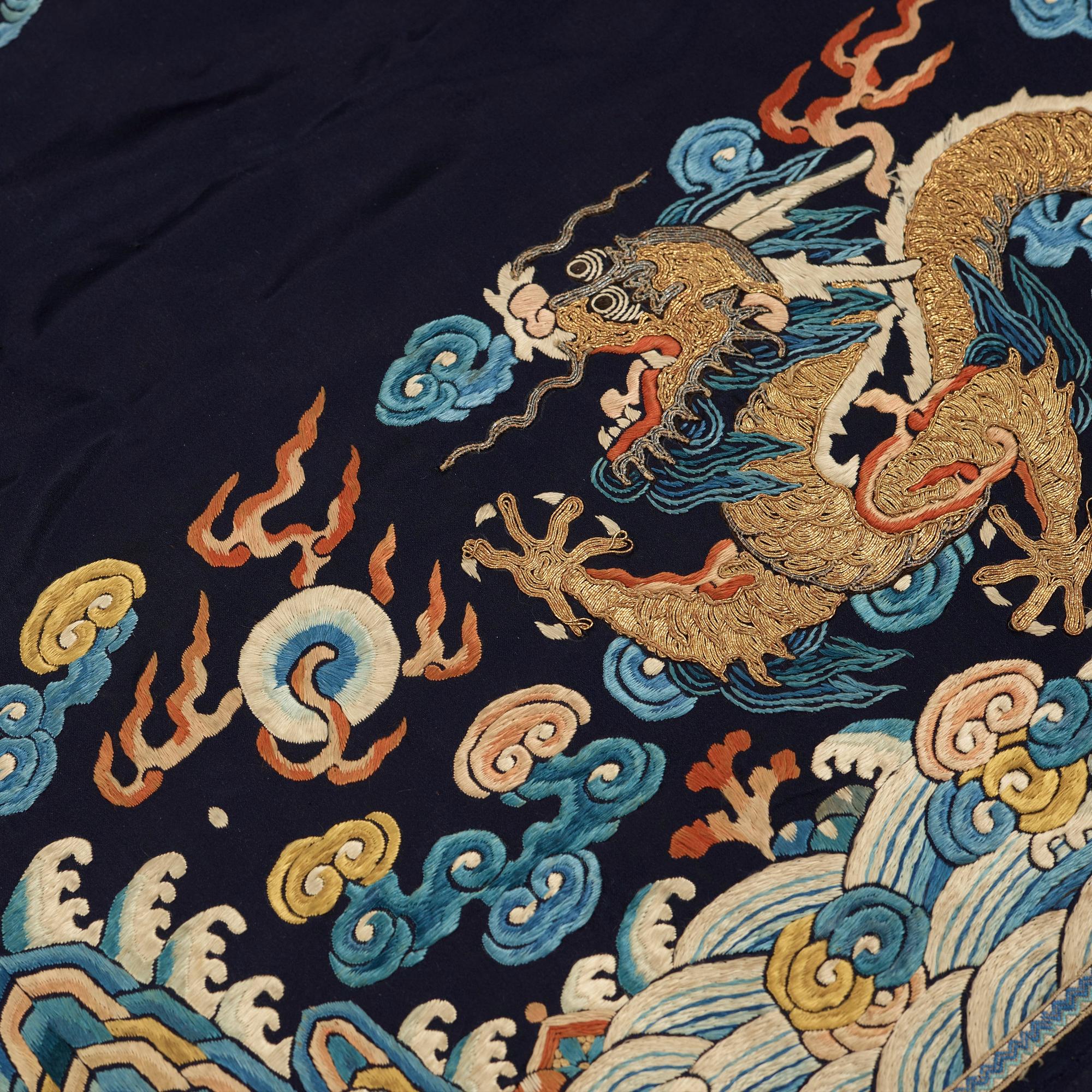 ALTARFÖRHÄNGE, broderat siden. Fragment. Kina sen Qingdynasti. 66,5 x 213-231,5 cm.