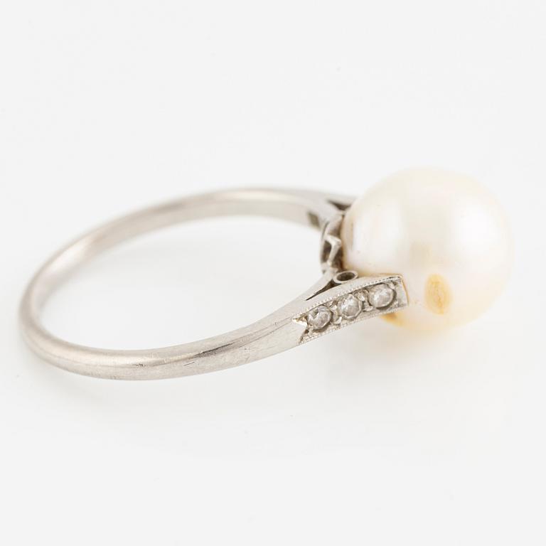 Platinum ring with a pearl and octagon-cut diamonds, 1930s.