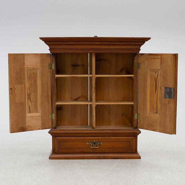 Hängskåp, barockstil, sent 1800-tal med äldre delar.