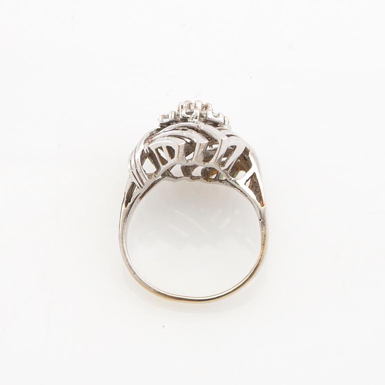 Ring 18K white gold set with round brilliant-cut diamonds.