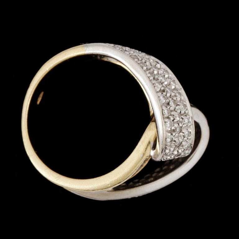RING, 18k guld samt vitguld med små briljantslipade diamanter. Vikt ca 14,8 gram.
