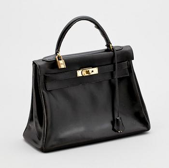 A black leather "Kelly" handbag by Hermès, prob from the 1960s.