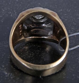 RING, vitt o rött guld 10-14 K, emalj o gammalslipad diamant ca 1,0 carat.