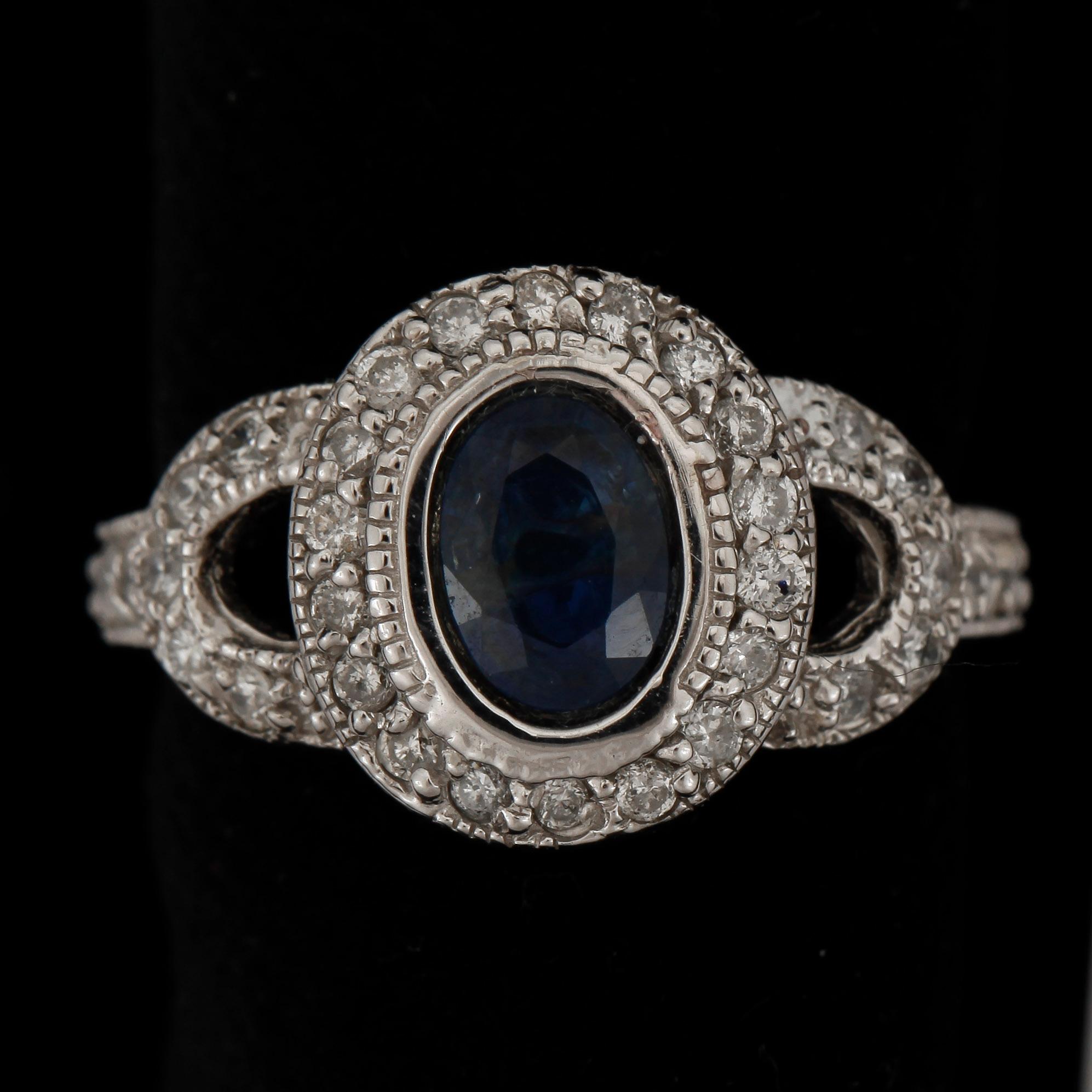 RING, 14k vitguld med blå safir, ca 1,55 ct, samt briljantslipade diamanter, tot ca 0.58 ct.