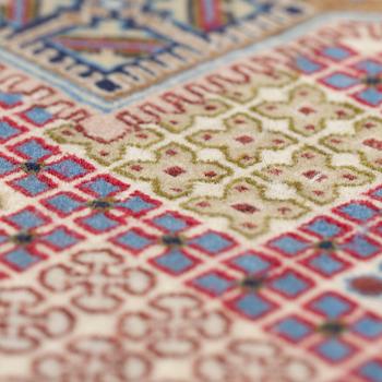 A rug from Esfahan, 167 x 108 cm.