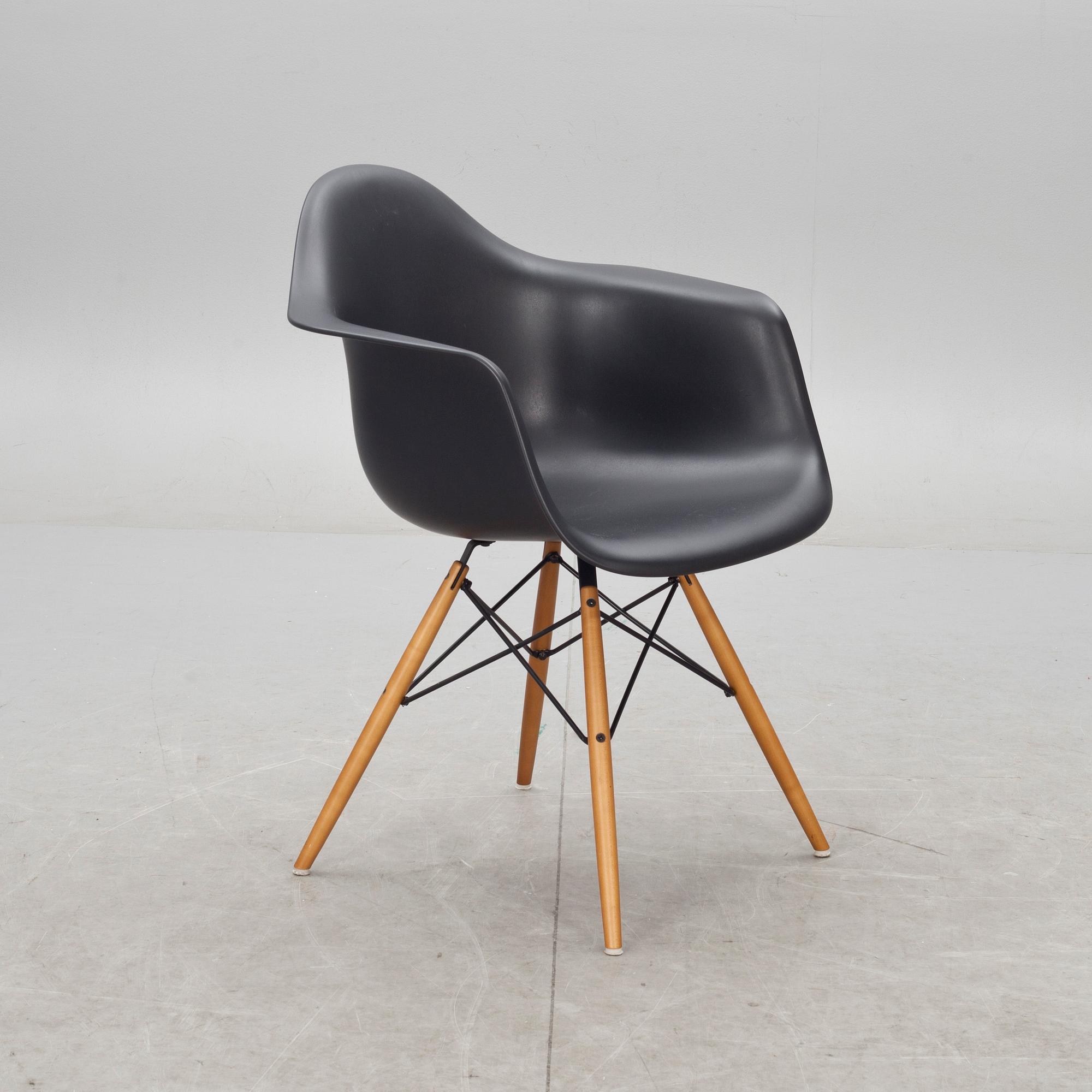 KARMSTOL, "Plastic armchair", Charles & Ray Eames, Vitra, 2000-tal.