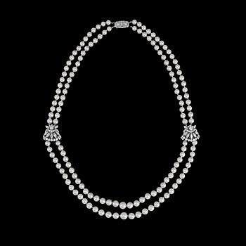 941. COLLIER, två rader odlade japanska pärlor, 9,2-6,5 mm, med två diamantspännen, tot. ca 8 ct. 1950-tal.