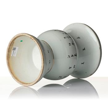 A famille rose vase, early 20th century.