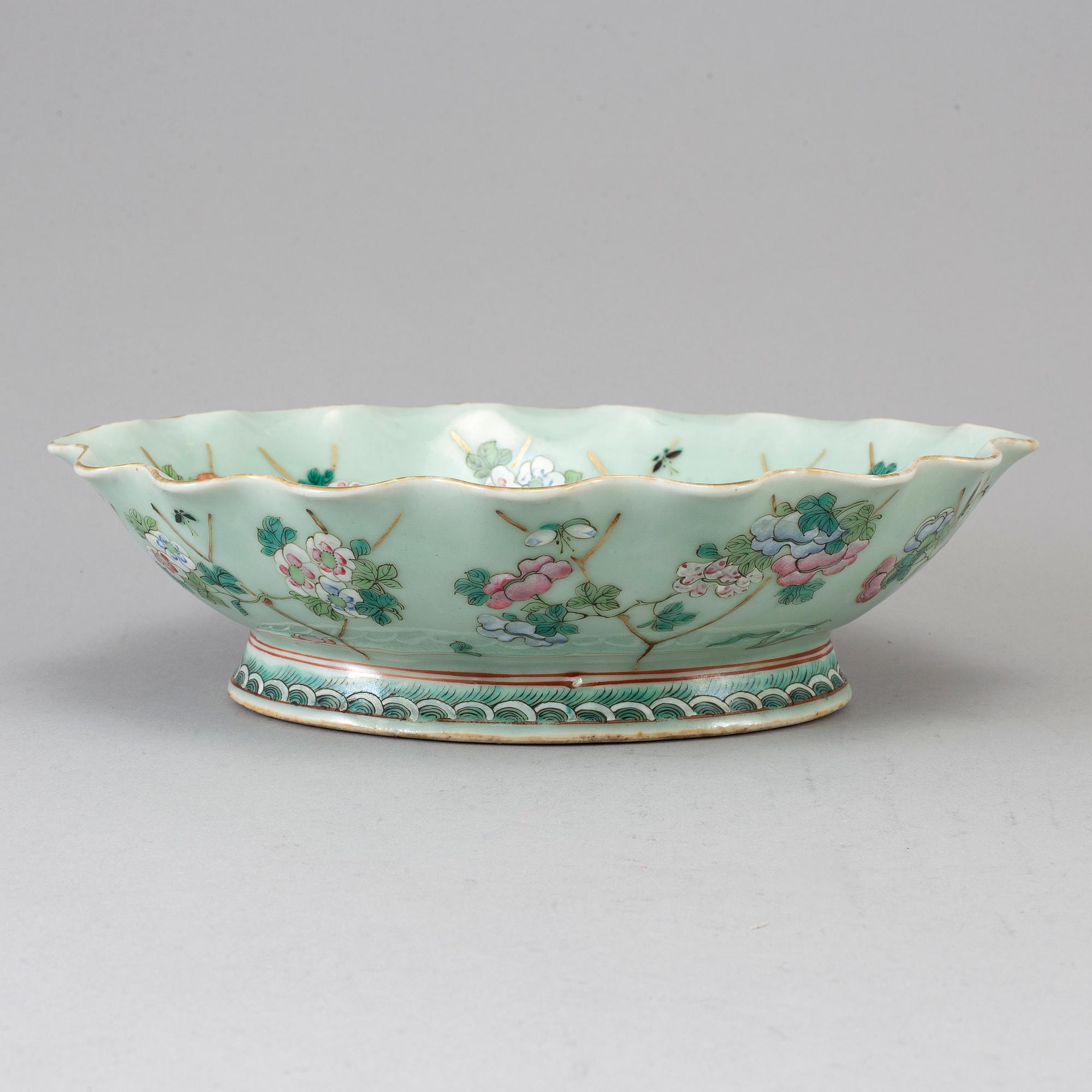 A famille rose bowl, late Qing dynasty, circa 1900.