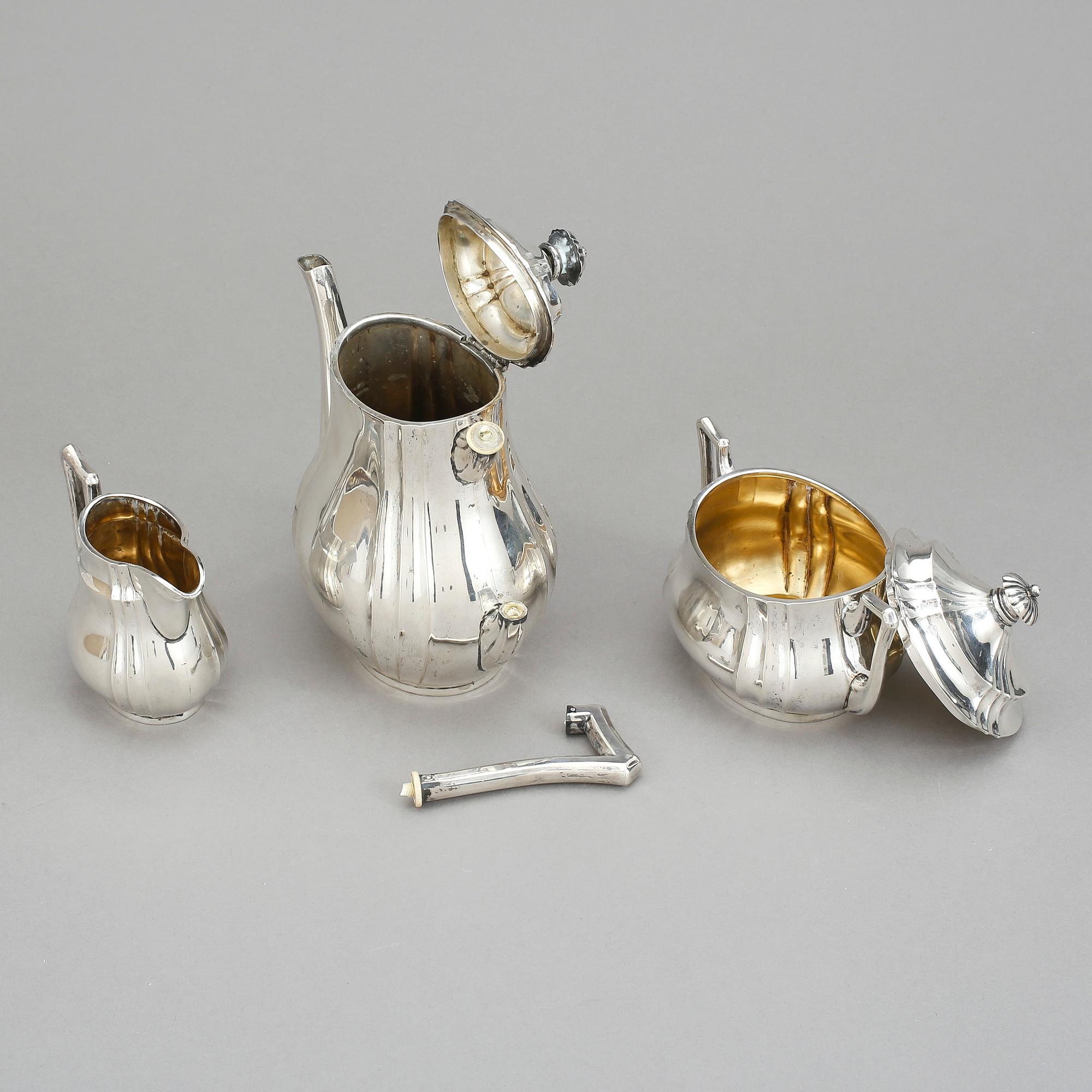 KAFFESERVIS, 3 delar, silver, importstämplar CG Hallberg, Stockholm, 1916, 1918 och 1919. Vikt ca 1015 gram.