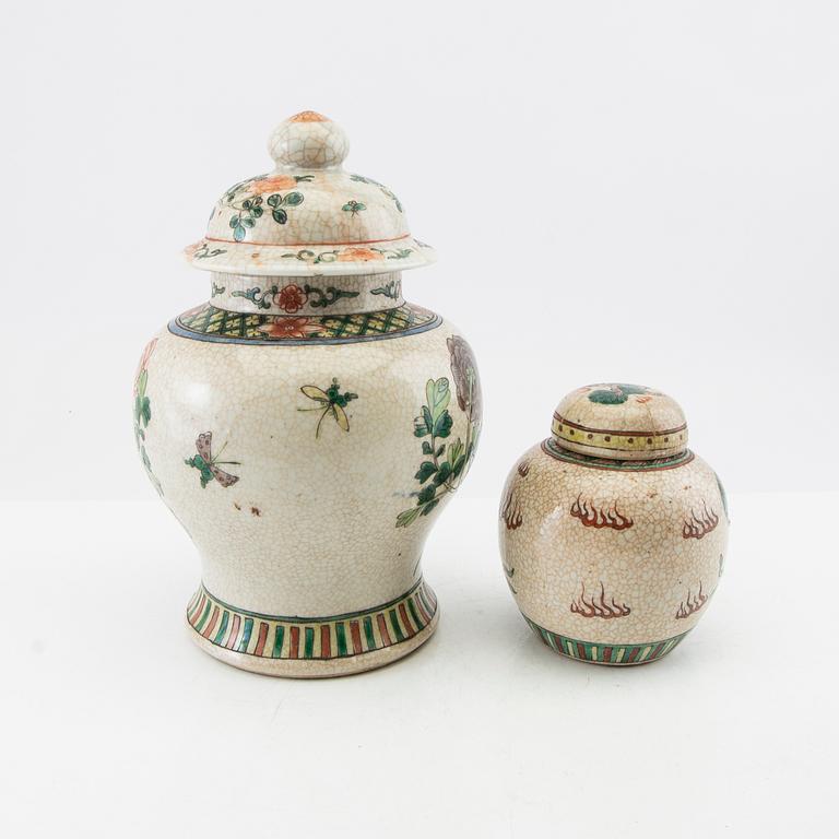 Bojan and the lidded urn, China, circa 1900, porcelain.