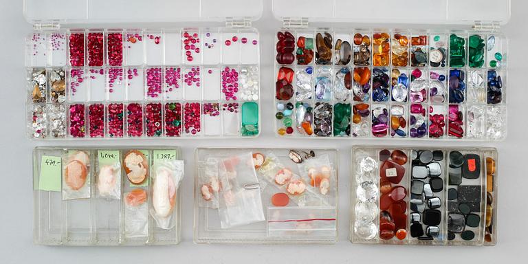 SAMLING KAMÉER, GLAS- OCH HALVÄDELSTENAR, 1900-tal.