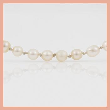 COLLIER med troligen äkta semi-barocka pärlor. Ø 4.5 - 3.5 mm.
