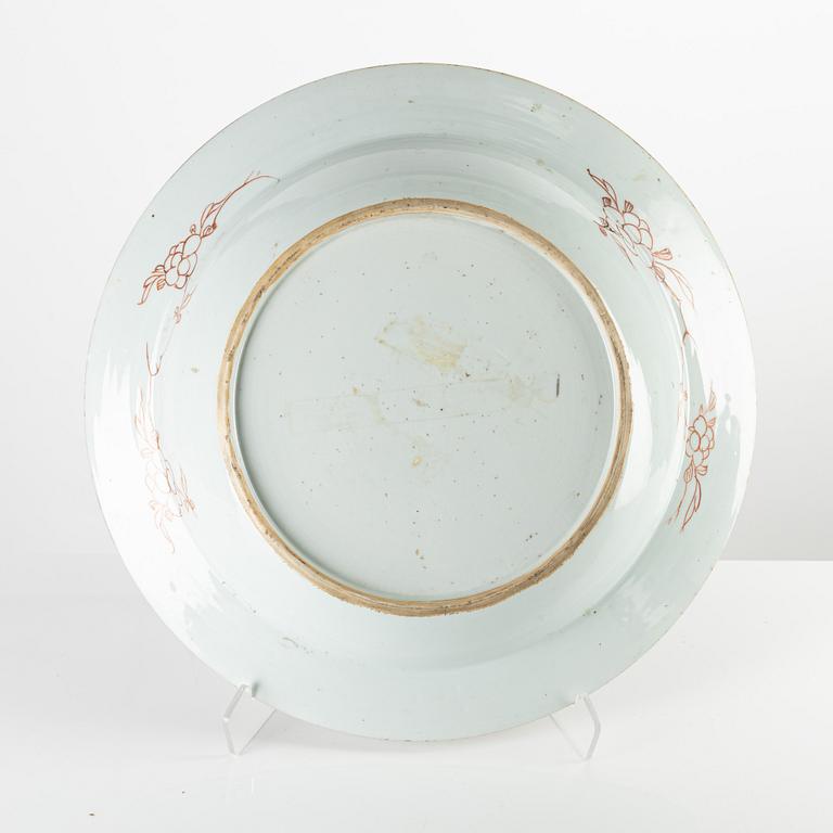 A large famille rose basin, Qing dynasty, 18th century.