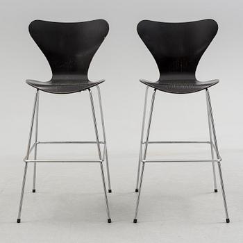 ARNE JACOBSEN, a pair of "Sjuan" barstools, Fritz Hansen 2010.