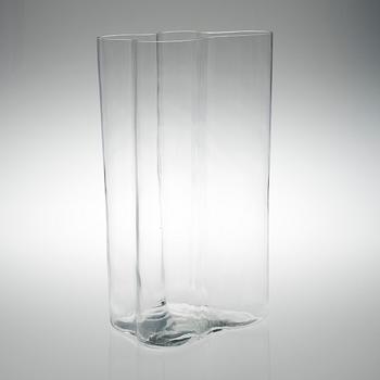 ALVAR AALTO, A VASE. Iittala, 1950-/60s.