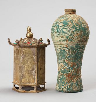 RELIKSKRIN samt VAS. glas, mässing. Kina 1900-tal.