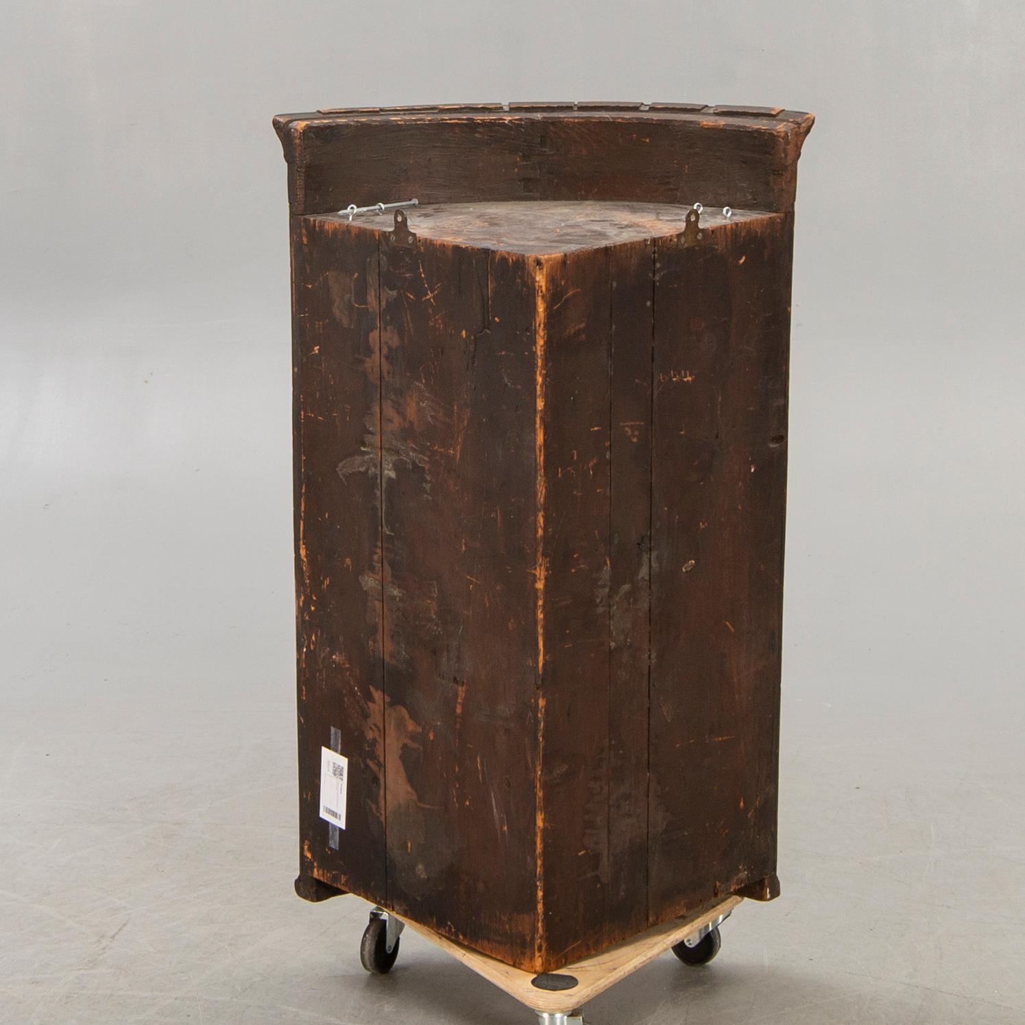 Väggskåp England 1800-talets andra hälft.