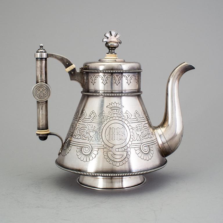 A Russian 19th century parcel-gilt tea-pot, mark of Nicolai Kemper, St. Petersburg 1882.