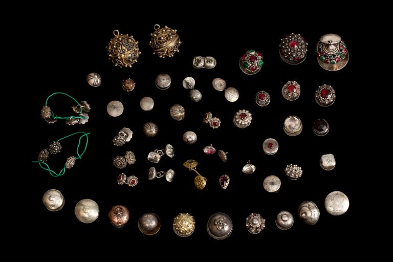 PARTI DRÄKTKNAPPAR, delvis silver, ca 65 st. 1800-tal.