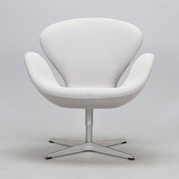 Arne Jacobsen, fåtölj, "Svanen", för Fritz Hansen, 2016.