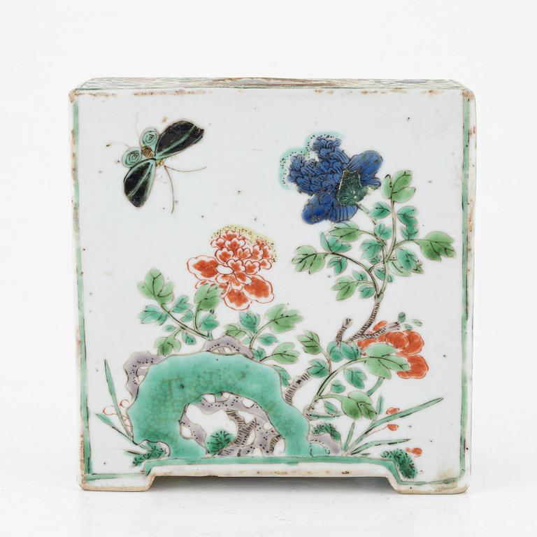 A famille verte tea caddy, Qing dynasty, Kangxi (1662-1722).