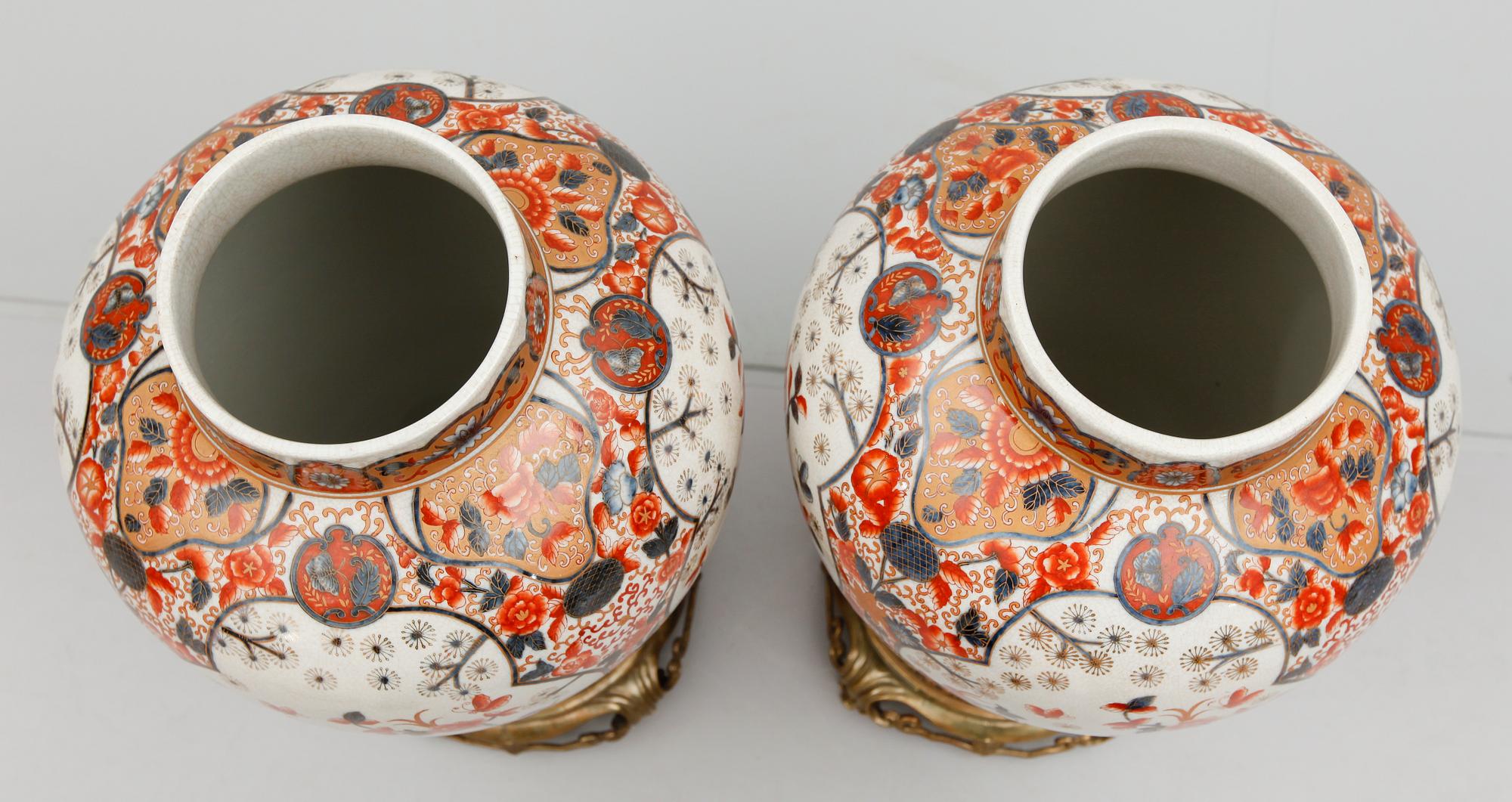 GOLVURNOR, 1 par, porslin och mässing, ostindisk stil, 1900-talets slut.