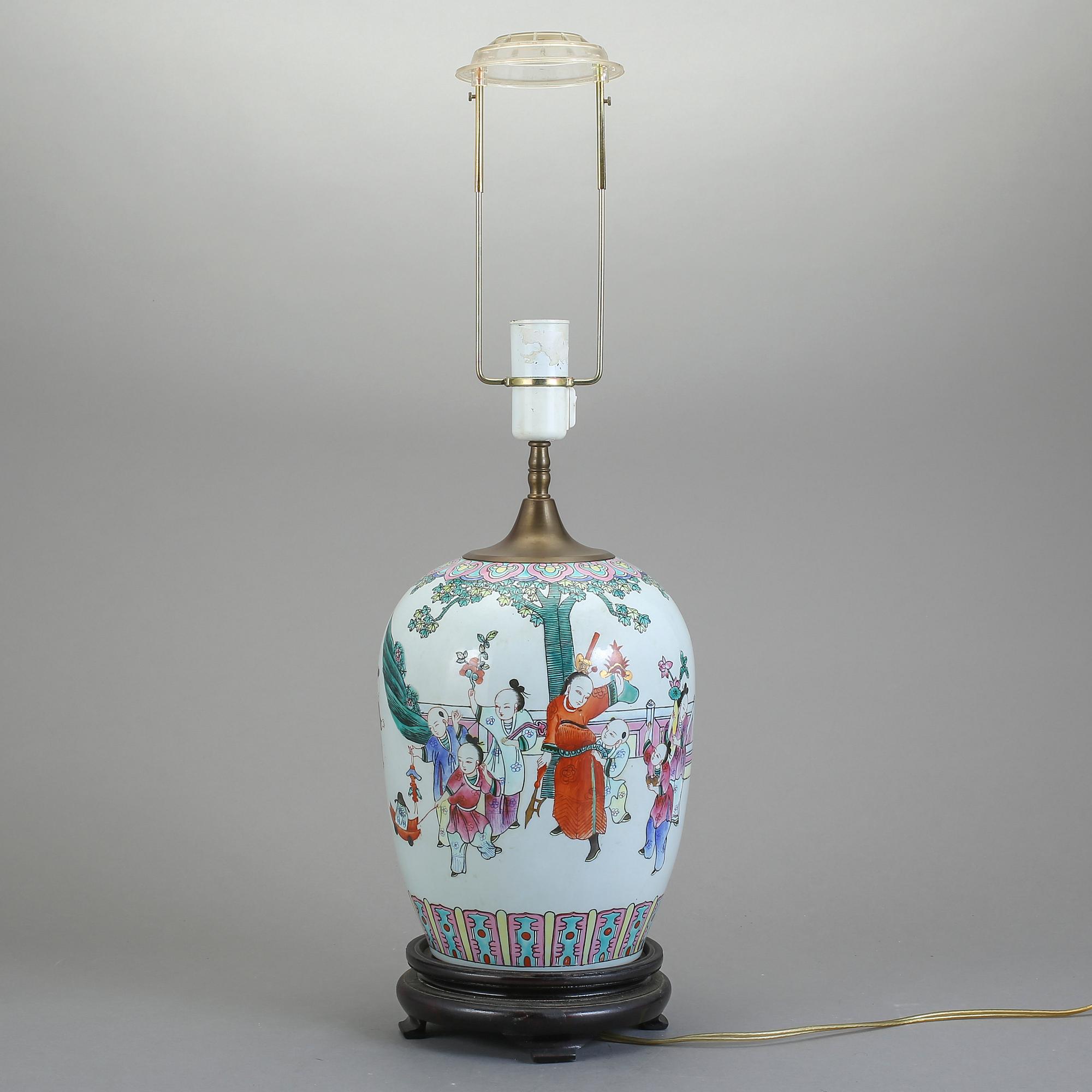 BORDSLAMPA, porslin, Kina, 1900-tal.