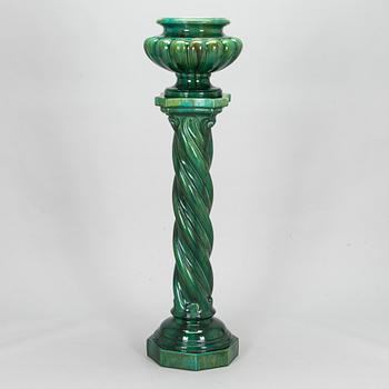A majolica flower pedestal with pot, around the turn of the century 1900.