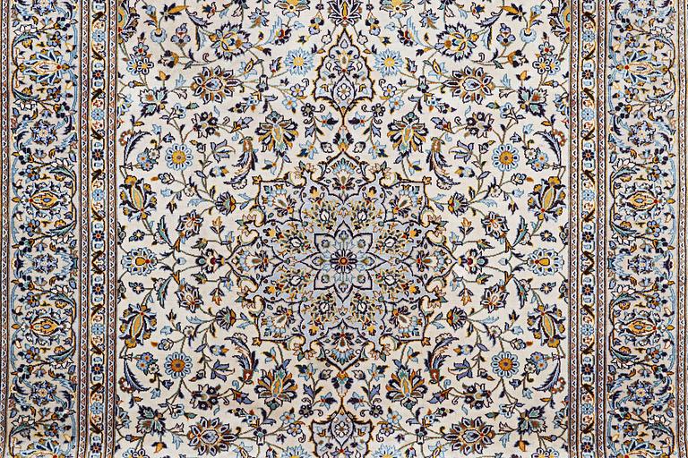 A carpet, Kashan, ca 361 x 253 cm.